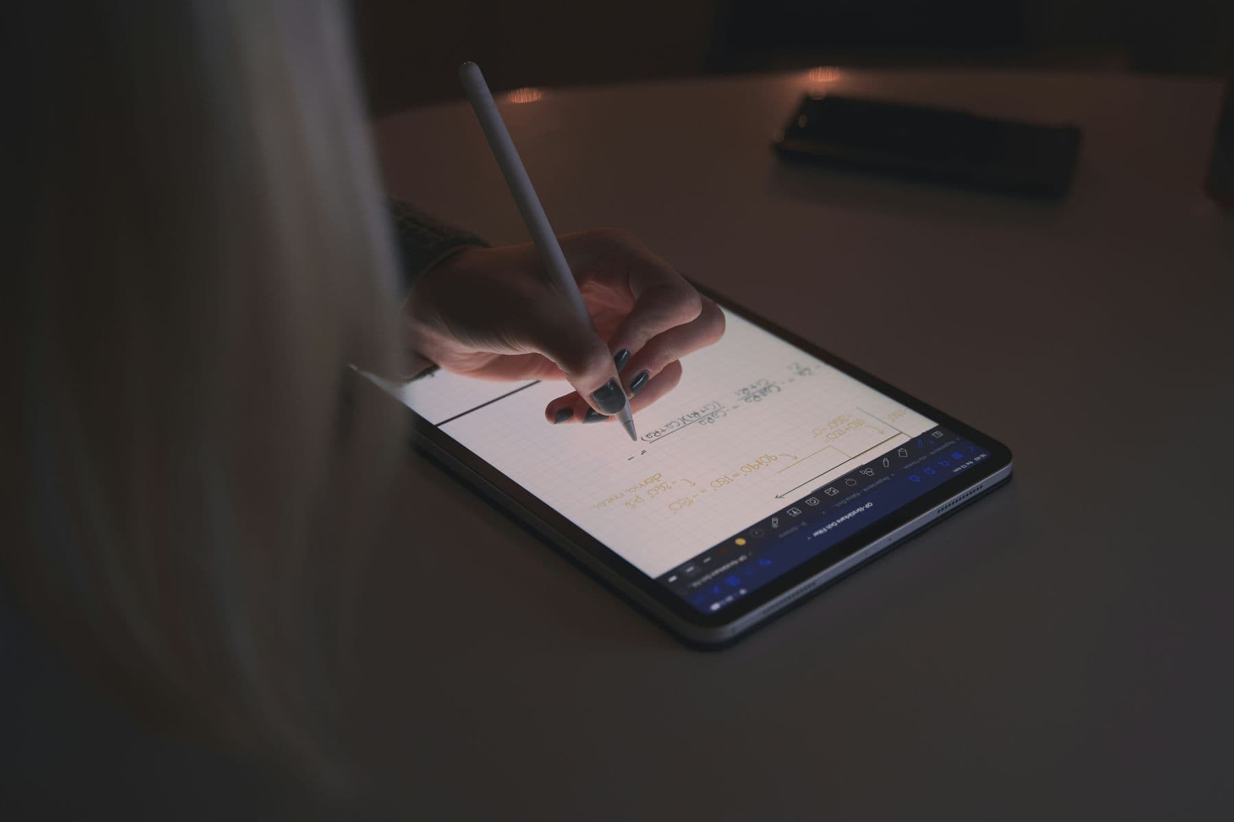 Firma elettronica su tablet: una mano firma un documento con la penna digitale